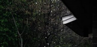 Fragment dachu i padający deszc