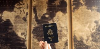 Paszport na tle mapy