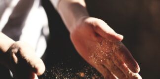 Dłonie przesypujące mąkę i drożdże