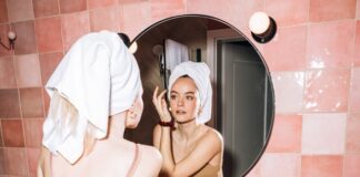 Dziewczyna dbająca o urodę przed lustrem