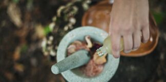 Dziewczyna przygotowująca naturalne kosmetyki