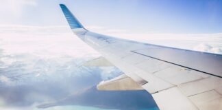 Skrzydło samolotu na tle gór.