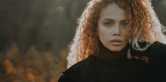 Dziewczyna z długimi jasnymi, kręconymi włosami