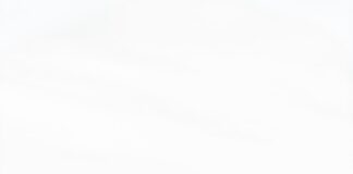 Dziewczyna podlewająca swój ogródek warzywny