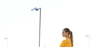 Dziewczyna z wózkiem spacerowym.