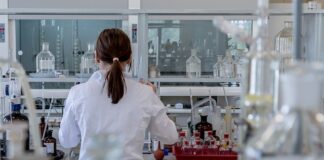 Dlaczego probówka świeci?