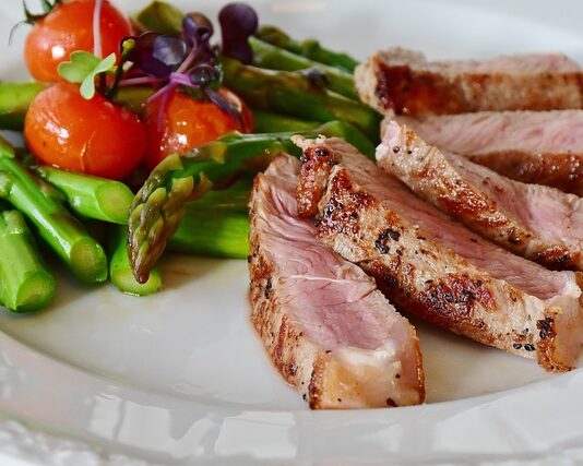 Jaki grill wybrać do ogrodu?